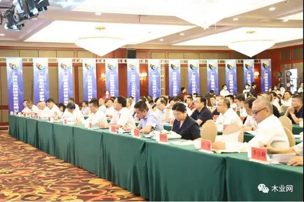 天湘板业出席第四届人造板高峰论坛，分享板材定制供应链创新模式